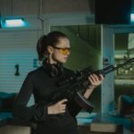 mujer con armas de fuego